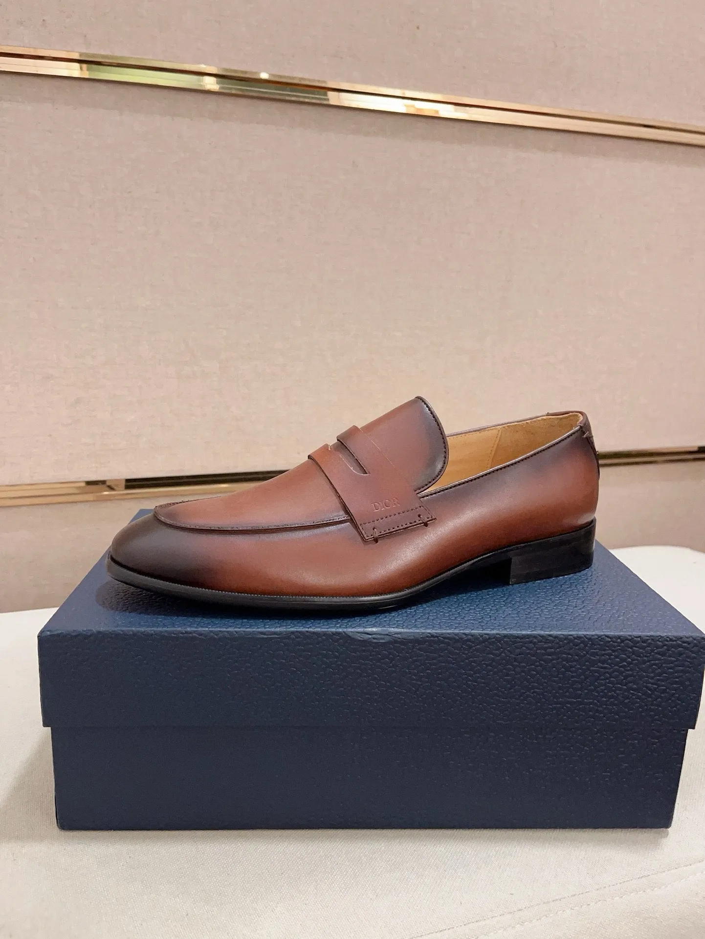 Men's shoes 💰: 540💰 High-end version of Dior Dior's new series. Famous actors and Internet celebrities wear super popular designs. The sculptures of French artist Niki de Saint Phalle are designed as rings. Material: Fabric: Imported original material. Foot: cowhide. Outsole: Rubber outsole. Men's shoe size: 38~44. Can be customized to size 45.